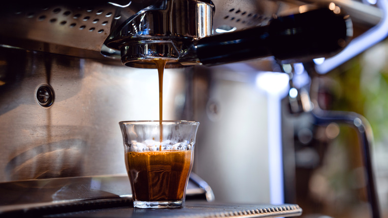 Machine à expresso préparant une dose d'espresso