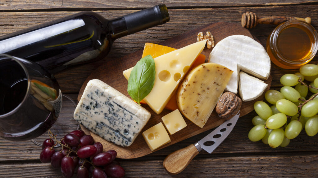 Évitez le vin rouge associé à ce fromage piquant – vous vous retrouverez avec un goût rance