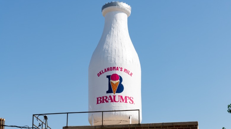 La statue historique de la bouteille de lait de Braum au sommet d'un bâtiment en Oklahoma.