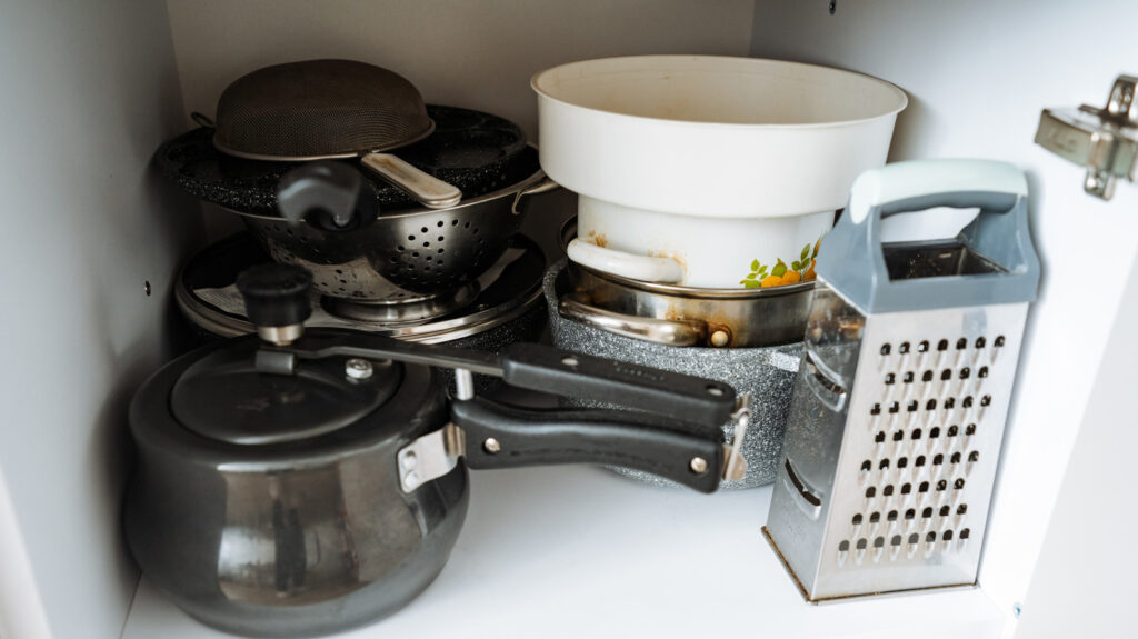 La trouvaille d'occasion vintage qui empêche les ustensiles et les casseroles d'encombrer vos armoires