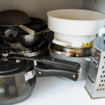 La trouvaille d'occasion vintage qui empêche les ustensiles et les casseroles d'encombrer vos armoires