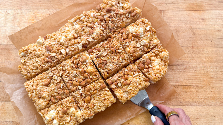 main avec spatule sous les barres coupées