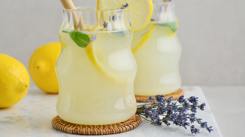 Deux verres de limonade à la menthe et à la lavande.