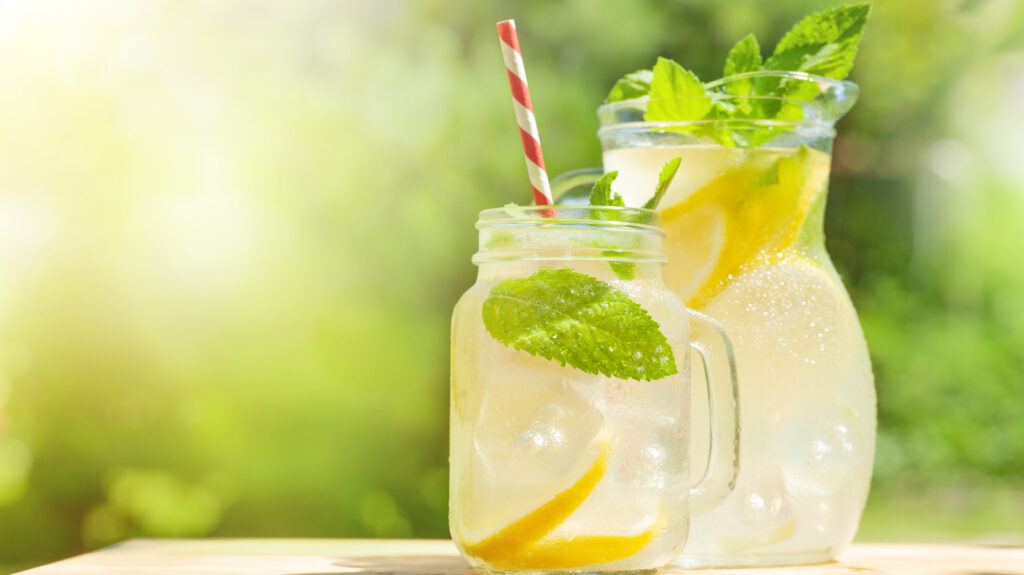 La limonade achetée en magasin a 10 fois meilleur goût avec ce duo d'herbes mélangé