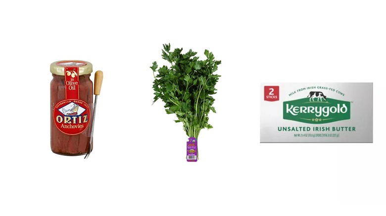Un pot en verre d'anchois, un bloc de beurre non salé Kerrygold et un bouquet de persil sur fond blanc isolé