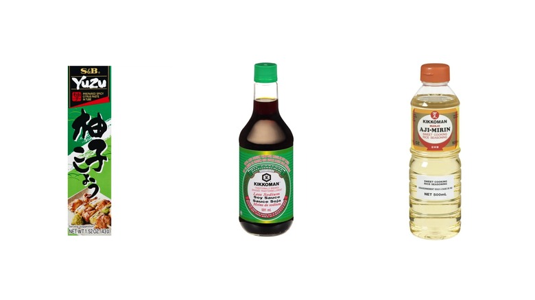 Un paquet de yuzu kosho accompagné d'une bouteille de sauce soja et de mirin