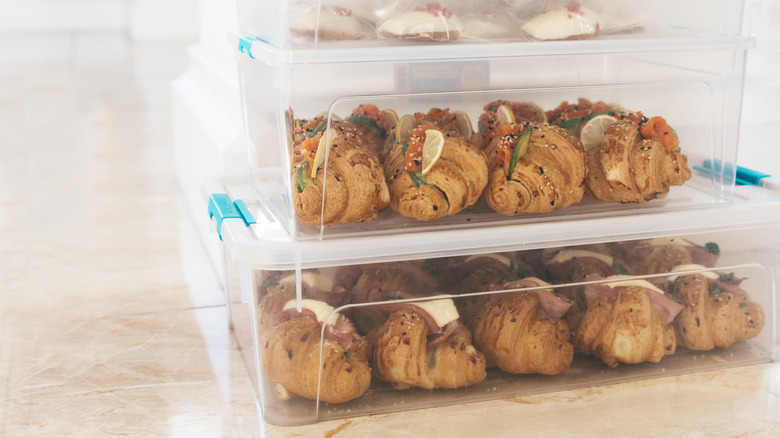 Croissants dans des contenants en plastique.