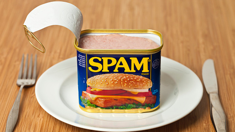 Une boîte ouverte de spam sur une assiette.