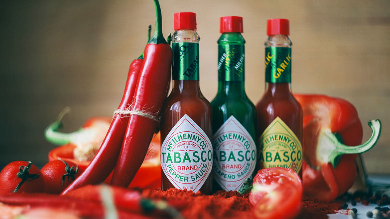 Une gamme de bouteilles de sauce Tabasco.