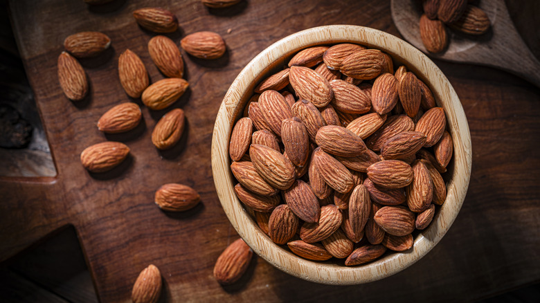 Un bol d'amandes photographié d'en haut.
