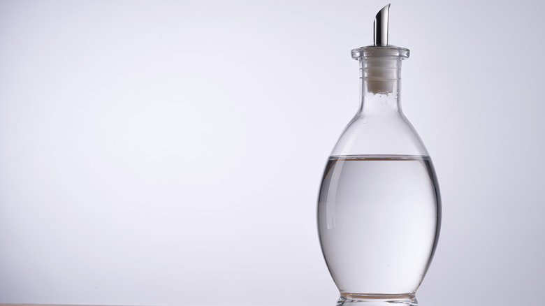 Une bouteille transparente de vinaigre blanc.