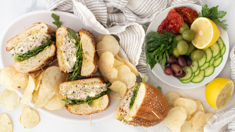 Photo aérienne de sandwichs méditerranéens à la salade de thon avec des ingrédients de salade à part.