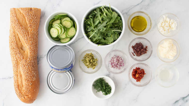 Plan aérien d'ingrédients de la salade de thon méditerranéenne