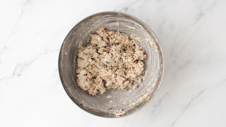 Une salade de thon composée dans un bol en métal.