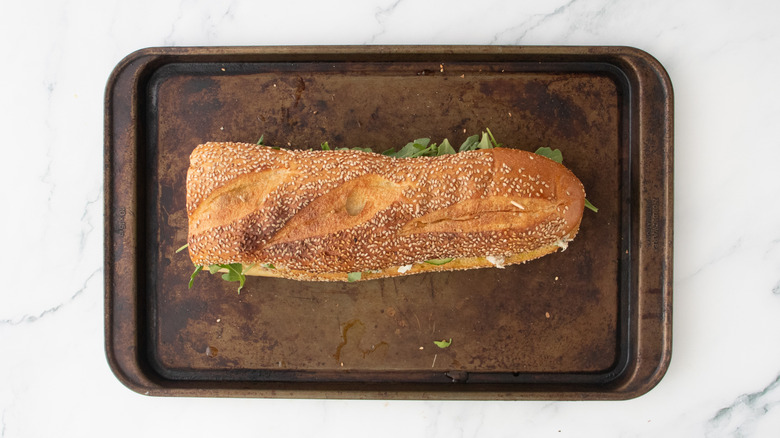 Un gros sandwich à la salade de thon fixé avec des cure-dents