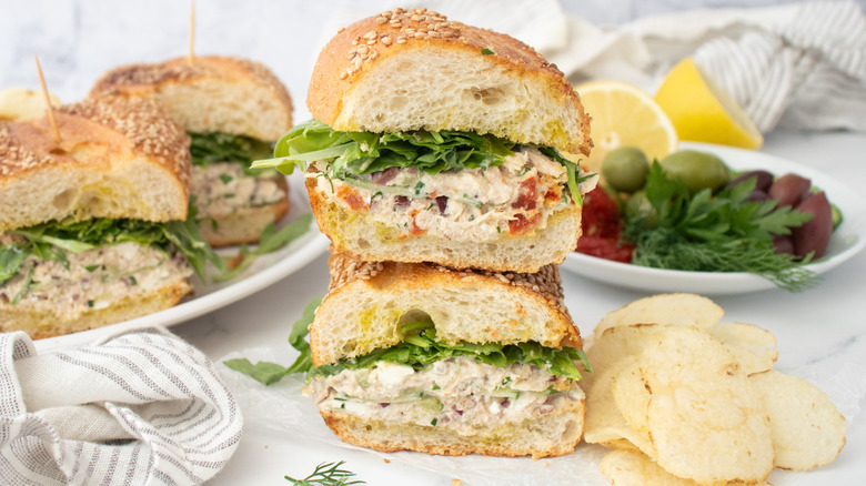 Plan latéral de sandwichs à la salade de thon avec des ingrédients de garniture à part