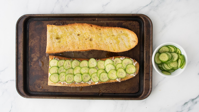 Salade de thon sur une grosse baguette grillée garnie de concombre