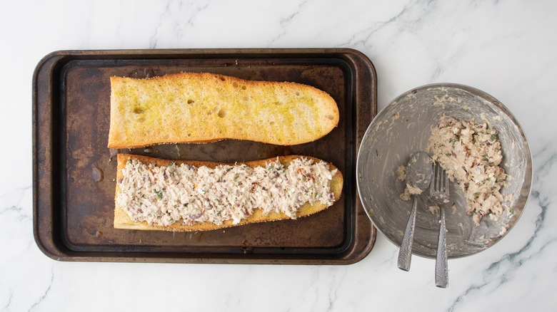 Salade de thon sur une grosse baguette grillée.