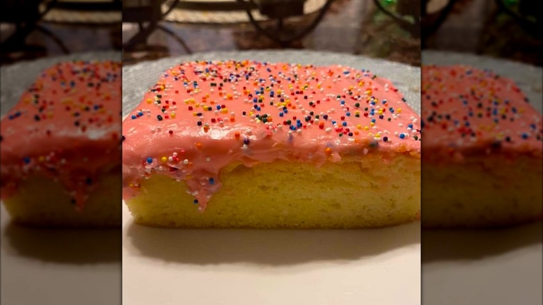 Gâteau rose mexicain sur une assiette