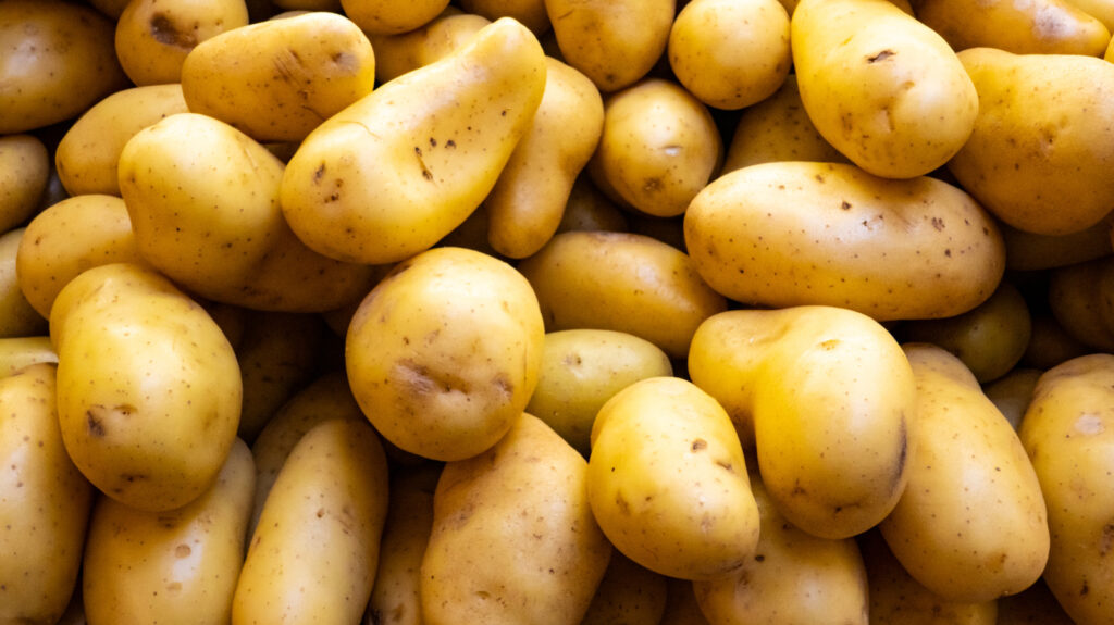 La raison fascinante pour laquelle les épiceries couvrent les pommes de terre la nuit (et vous devriez le faire aussi)