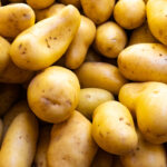 La raison fascinante pour laquelle les épiceries couvrent les pommes de terre la nuit (et vous devriez le faire aussi)