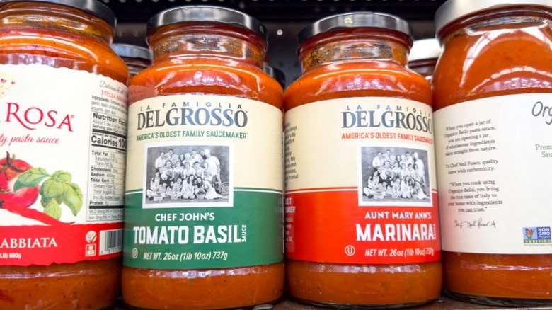 Pots de sauce pour pâtes DelGrosso sur une étagère de magasin entre d'autres pots de sauce pour pâtes.
