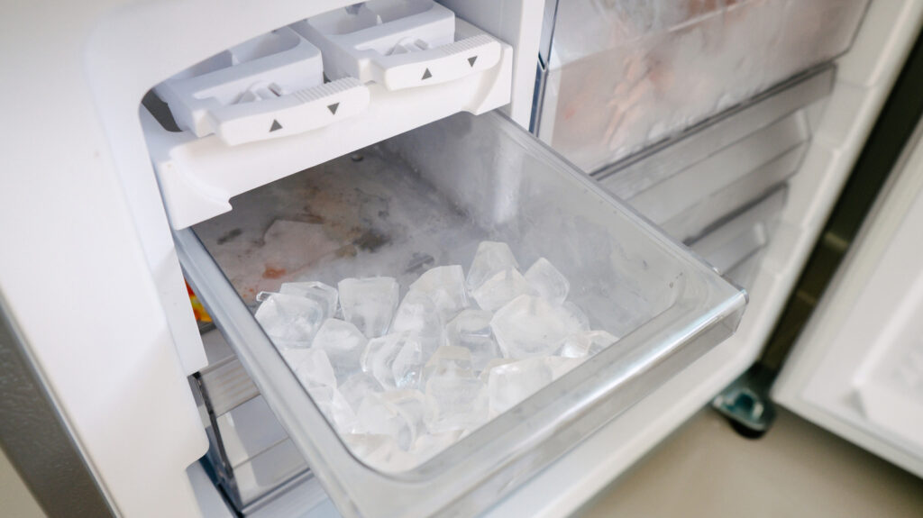 Votre réfrigérateur fuit ? Vérifiez d'abord votre machine à glaçons