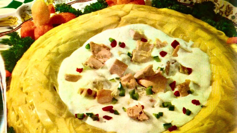 Un plat rétro Noodle Ring.