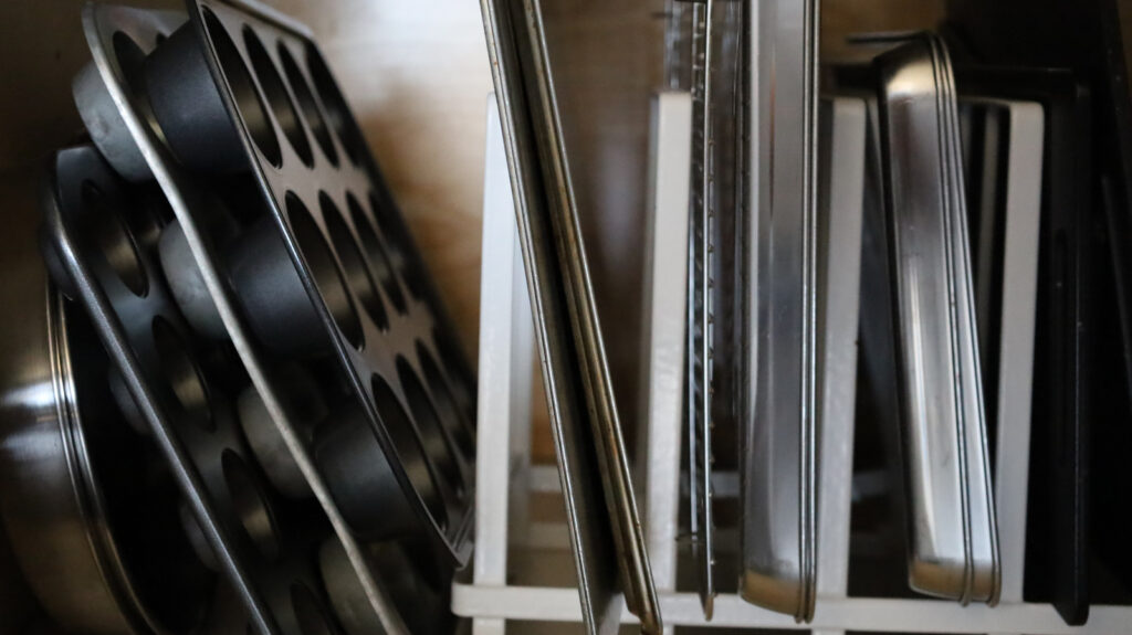Donnez une nouvelle utilité à vos vieux moules à pâtisserie dans votre réfrigérateur avec cette astuce
