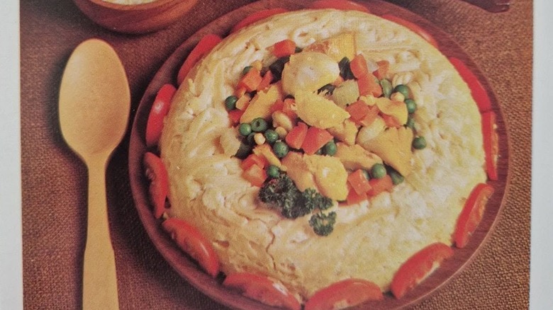 Une photo d'un anneau de nouilles au fromage sur une fiche de recette