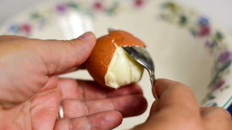 Éplucher un œuf dur avec une cuillère