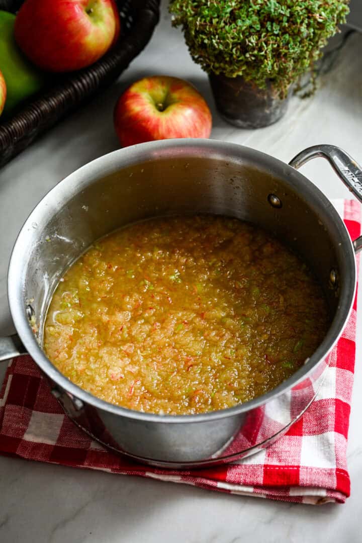 Mélange de pommes après chauffage sur la cuisinière