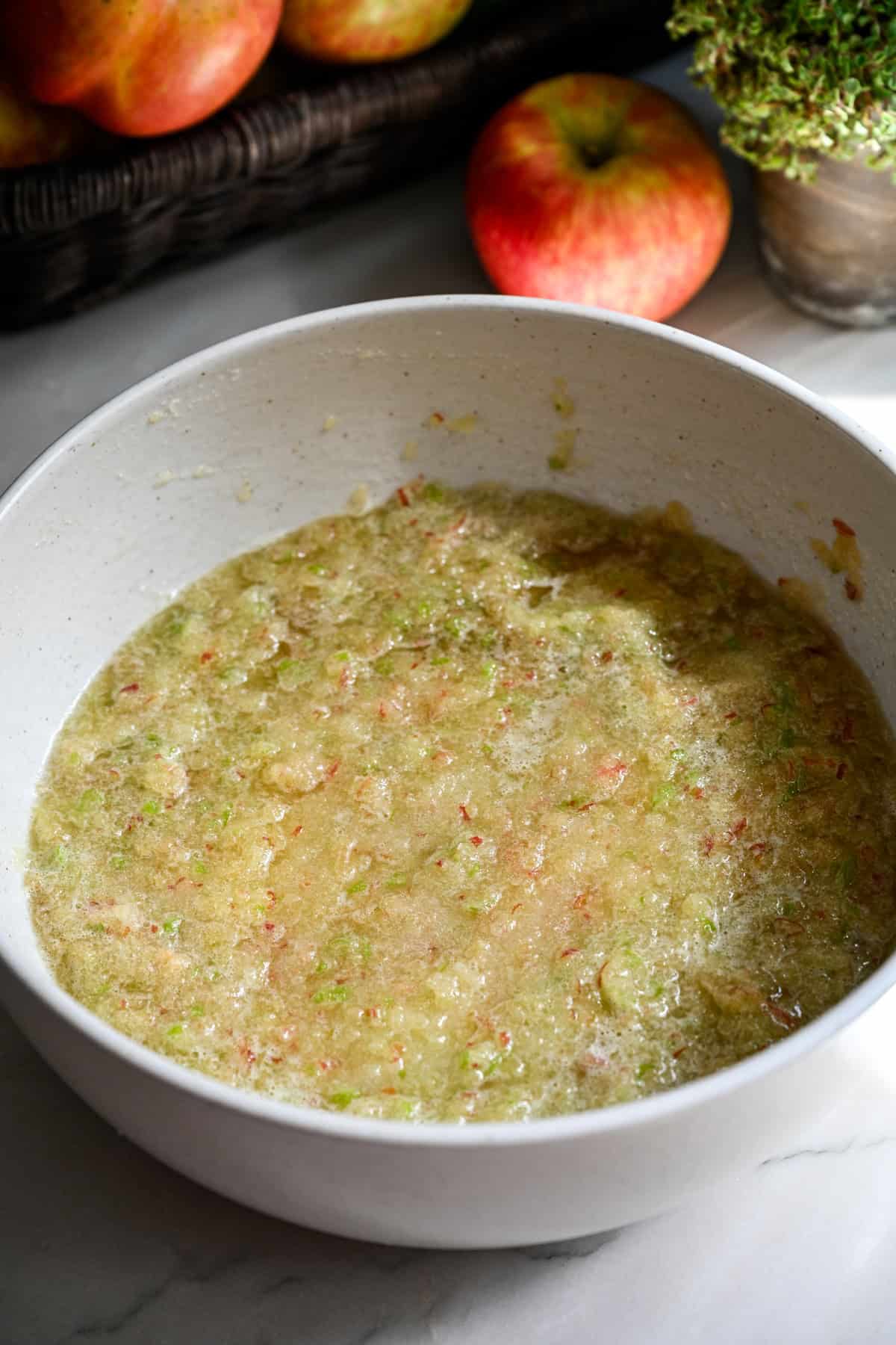 Vue aérienne du mélange de pommes après avoir ajouté du sucre et du jus de citron.