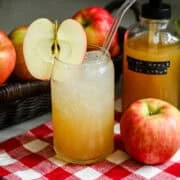 Soda aux pommes fait maison dans un verre.