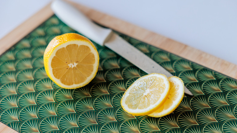 Tranches de citron sur une planche à découper à motifs
