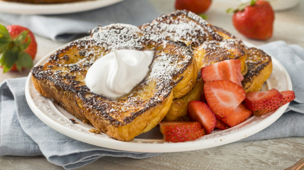 Le pain perdu obtient un regain de saveur grâce à cet aliment de base crémeux dans votre réfrigérateur
