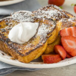 Le pain perdu obtient un regain de saveur grâce à cet aliment de base crémeux dans votre réfrigérateur