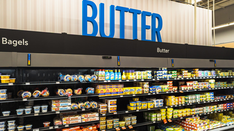 Allée de produits laitiers d'épicerie avec du beurre