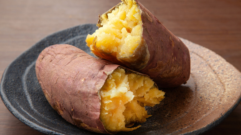 Patates douces blanches assises sur une assiette.
