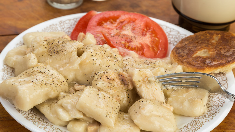 Assiette de poulet et raviolis avec tranches de tomates