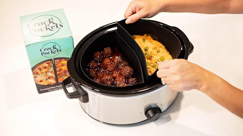 Gros plan des mains plaçant une doublure en silicone à l'intérieur d'un Crock-Pot
