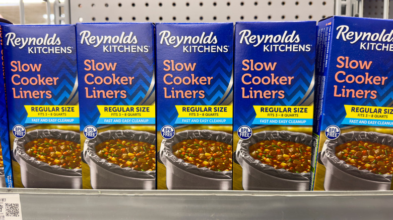 Une vue de plusieurs paquets de revêtements pour mijoteuses Reynolds Kitchens, au magasin