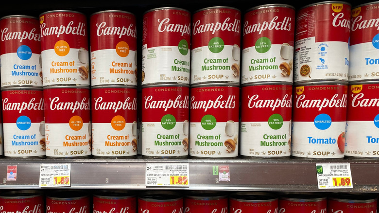 Les boîtes de soupe Campbell sur une étagère de magasin.