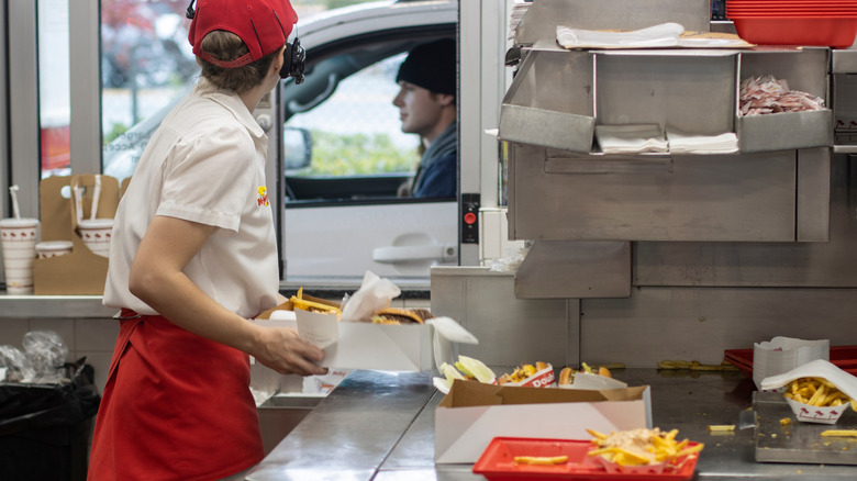Employé d'In-N-Out Burger travaillant au volant