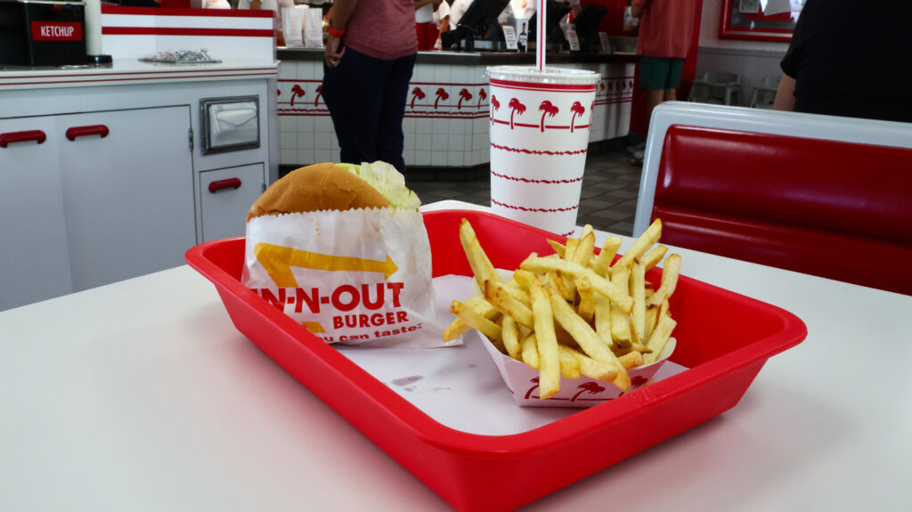La raison pour laquelle In-N-Out est plus abordable et plus cohérent que les autres chaînes de restauration rapide