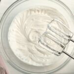 La principale différence entre la crème épaisse et la crème fouettée