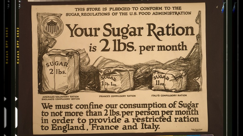 Photo sépia d'une affiche sur les rations de sucre montrant les différences entre les allocations de sucre pour les citoyens des États-Unis, d'Angleterre, de France et d'Italie.