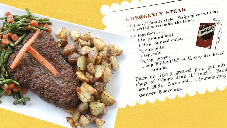 Viande en forme de steak avec des légumes et des bâtonnets de carottes empilés dessus dans un 