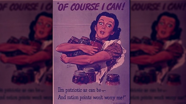 Image dessinée d’une femme aux yeux écarquillés tenant plusieurs boîtes de conserve de nourriture. Lectures de texte "Bien sûr que je peux ! Je suis patriotique au possible – et les points de rationnement ne m'inquiéteront pas !"