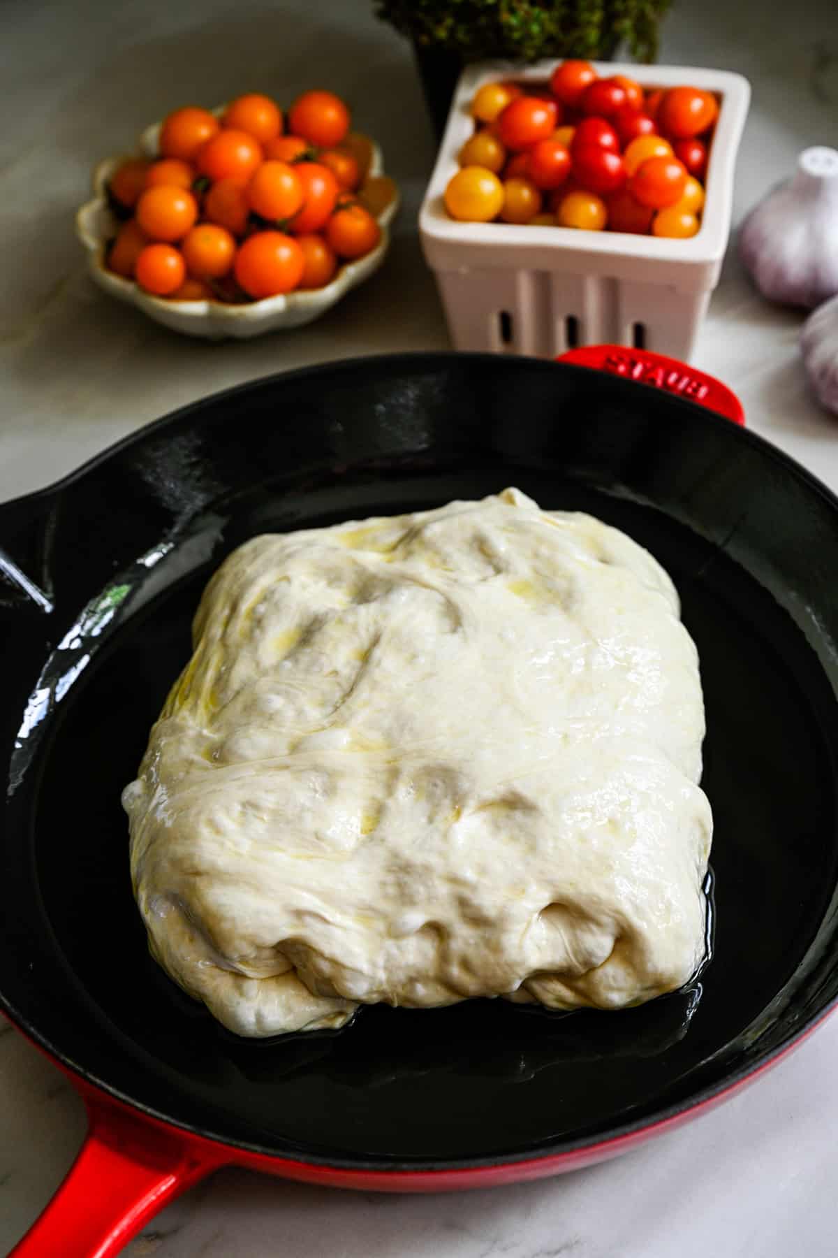pâte à focaccia dans la poêle avant la dernière levée.